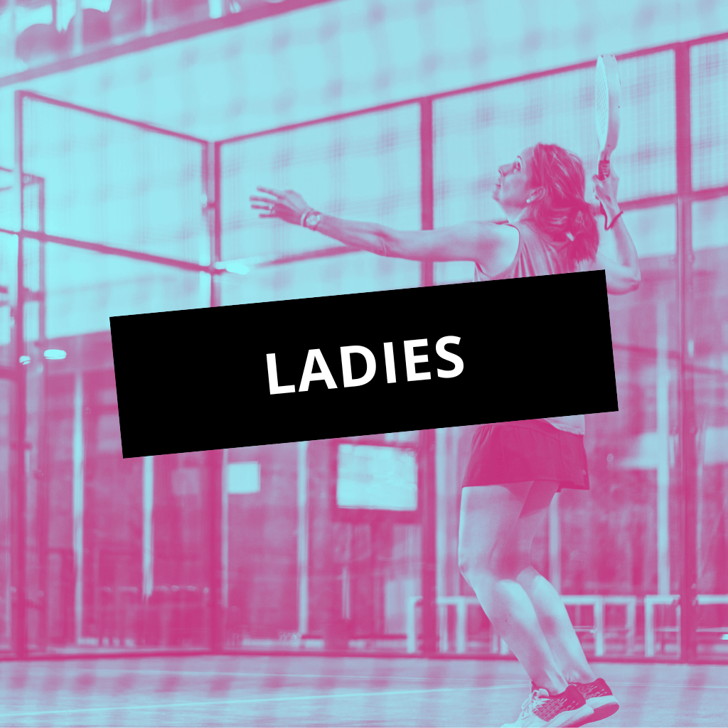 Une joueuse de padel en action sur le court, énergie et convivialité à Tours